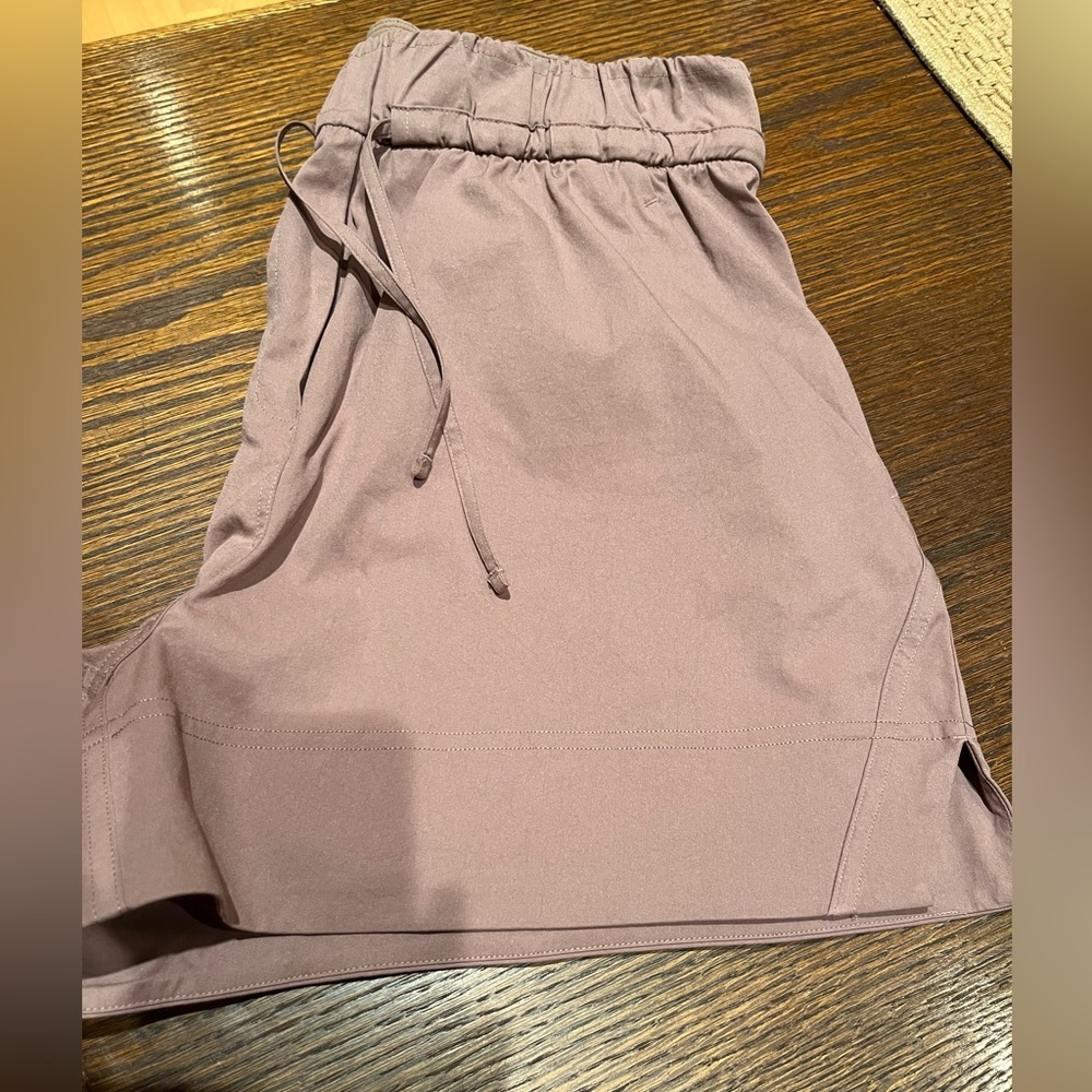 NWOT lululemon Cinchable Waist High-Rise Woven Short 3.5" size XS